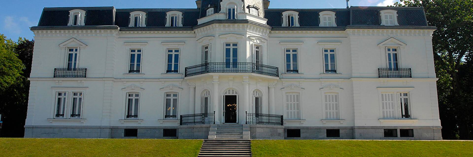 Palais et jardins au bord de la mer